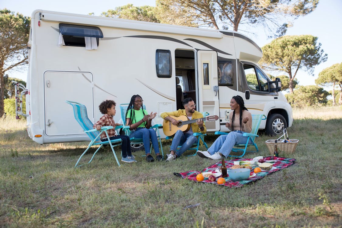 Une image contenant herbe, extérieur, ciel, camping-car